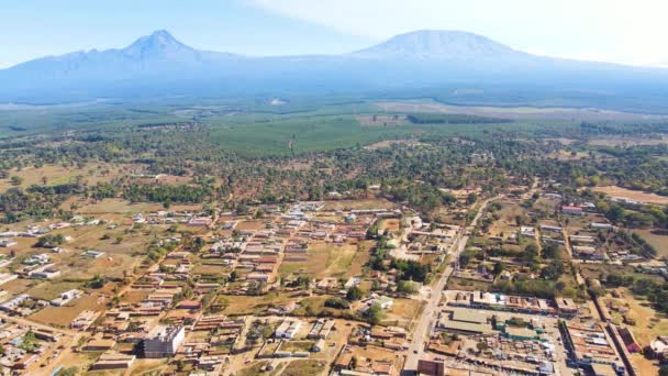 乞力马扎罗山的风景 有乞力马扎罗人背景的小型住房住区 Kilimanjaro Africa Kenya Oloitokitok地区 — 图库视频影像