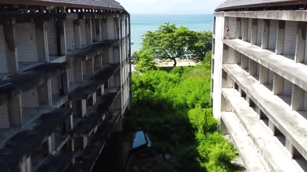 Drohne Fliegt Durch Ein Verlassenes Hotel Und Zeigt Einen Atemberaubenden — Stockvideo