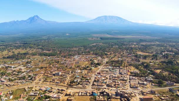 Vista Del Monte Kilimanjaro Pequeño Asentamiento Casas Con Fondo Kilimanjaro — Vídeos de Stock