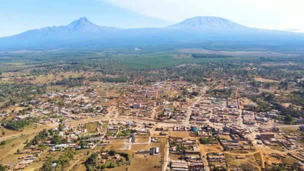 Vista Para Monte Quilimanjaro Pequeno Acordo Casas Com Fundo Kilimanjaro — Vídeo de Stock