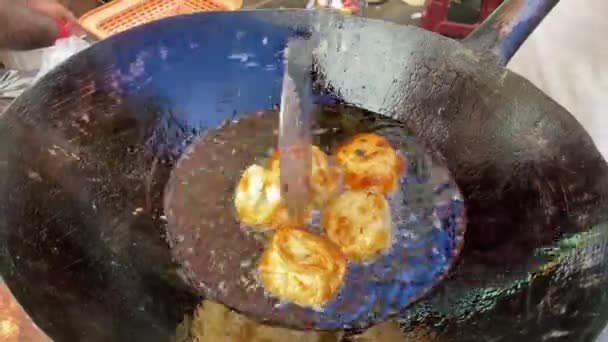 Nepalese Traditional Dumpling Momo Fried Hot Oil Local Market India — Stock Video