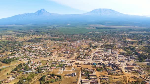 Vista Del Monte Kilimanjaro Pequeño Asentamiento Casas Con Fondo Kilimanjaro — Vídeo de stock