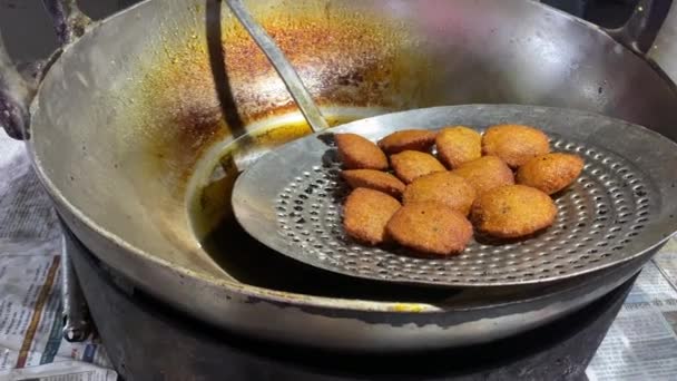 Cook Frying Selling Moong Dal Pakoda Often Referred Moong Dal — Stock Video