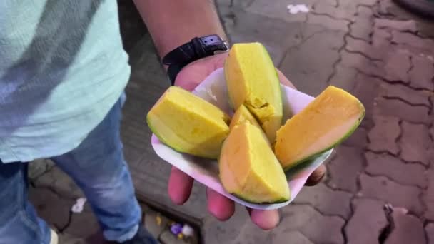 Gros Plan Homme Dégustant Une Friandise Glacée Indienne Appelée Kulfi — Video