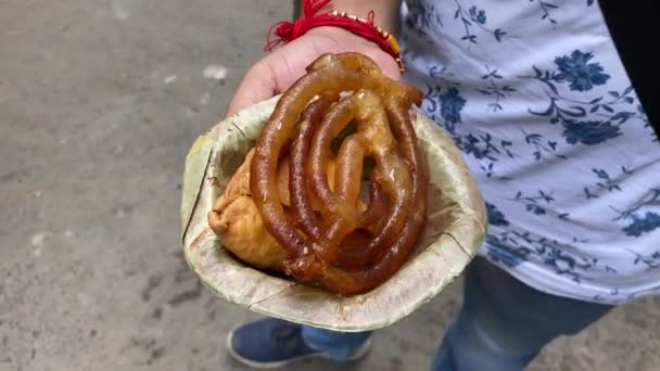 Jalebi Samosa Indyjskie Wegetariańskie Jedzenie Pochodzenia Północnych Indiach — Wideo stockowe