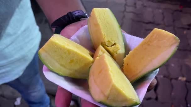 Nagranie Mężczyzny Cieszącego Się Indyjskim Mrożonym Smakołykiem Zwanym Mango Kulfi — Wideo stockowe