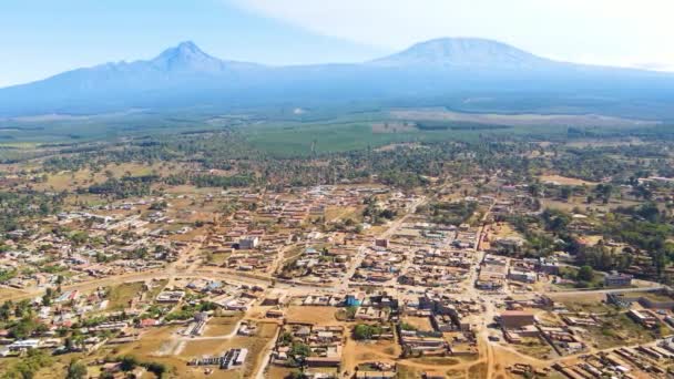 Vista Para Monte Quilimanjaro Pequeno Acordo Casas Com Fundo Kilimanjaro — Vídeo de Stock