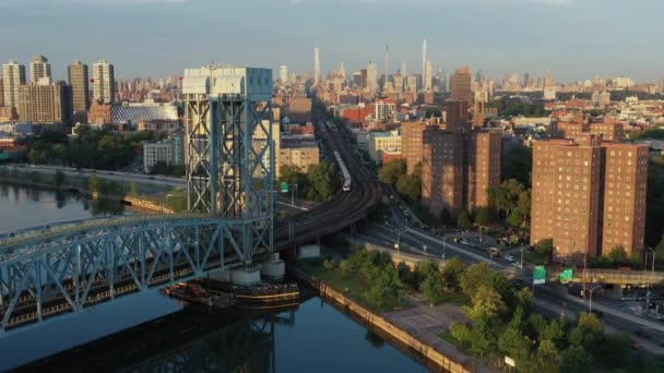 映画的な傾きのパンは パーク アベニュー橋を渡ってブロンクスに向かうハーレム マンハッタンニューヨークからヘビ通勤列車に続きます — ストック動画