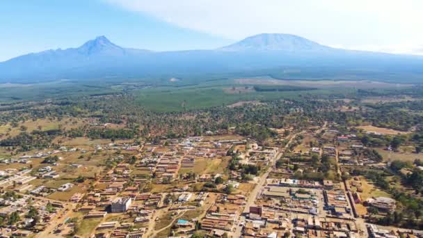 Afrika Daki Fakir Yerleşim Yerlerindeki Paslı Çatıların Üzerinde Uçan Bir — Stok video