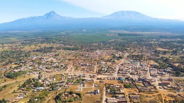 Vista Para Monte Quilimanjaro Pequeno Acordo Casas Com Fundo Kilimanjaro — Vídeo de Stock