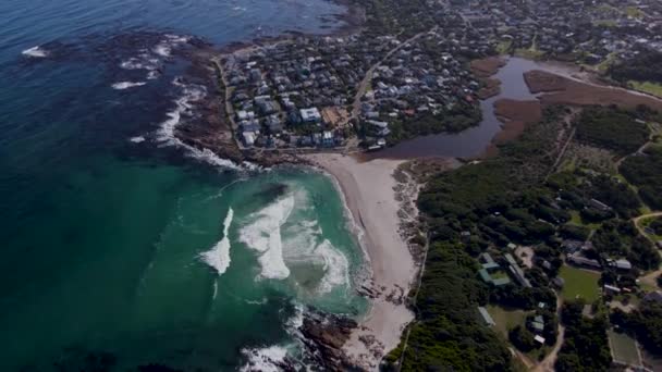 Uitzicht Vanuit Lucht Vakantiestad Onrus Lagune Terwijl Golven Het Strand — Stockvideo