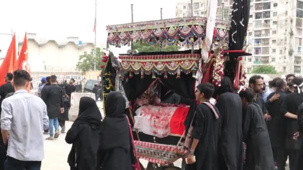 Lidé Kteří Nesou Tajiu Davu Truchlících Muharram Juloos Nebo Průvodu — Stock video