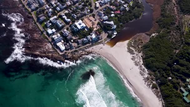 Toeristische Bestemming Overstrand Met Zandstrand Lagune Onrus Drone — Stockvideo