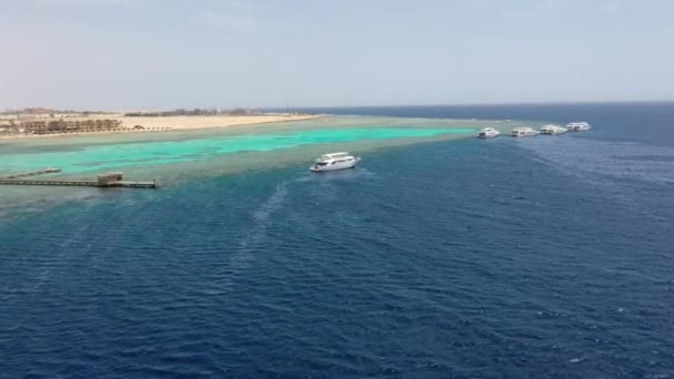 Flygande Panorering Drönare Skott Båt Brygga Och Röda Havet — Stockvideo