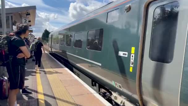 Approaching Gwr Train Passengers Waiting Platform Entering Moreton Marsh Railway — Stock Video