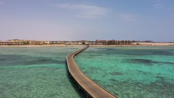 エジプト 紅海ソマベイの桟橋の空中Fpvドローンショット — ストック動画