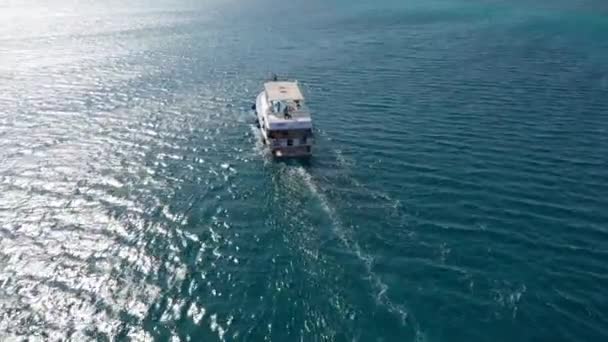 Kızıl Denizdeki Yatın Sinematik Insansız Hava Aracı Görüntüsü — Stok video