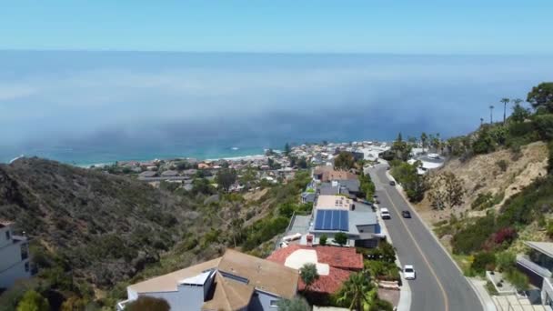 Hillside Road Homes Laguna Beach California Usa Під Прибережним Туманом — стокове відео