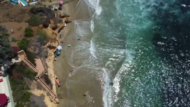Birds Eye Aerial View Laguna Beach Usa Klify Piaszczysta Fale — Wideo stockowe