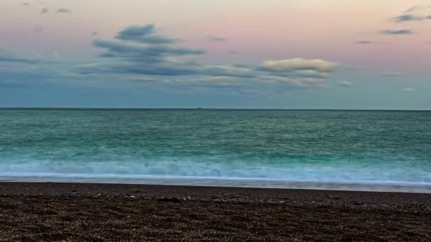 Вечером Ночное Время Волны Бьются Песчаный Пляж Белыми Облаками Проходящими — стоковое видео
