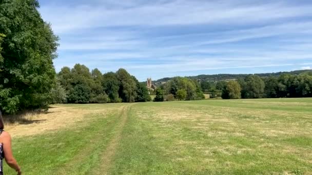 Menina Esportiva Caminhando Pela Cotswolds Way Caminho Longa Distância Inglaterra — Vídeo de Stock