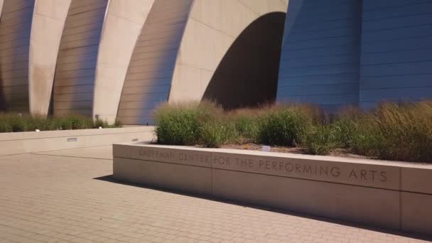 Gimbal Panning Shot Van Achteringang Van Het Kauffman Center Performing — Stockvideo