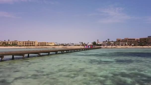 Fpv Fpv Hava Aracı Deniz Deki Iskelede Elbise Giymiş Kadınların — Stok video