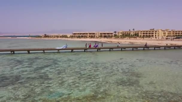 Luchtfoto Panning Drone Shot Van Pier Somabay Rode Zee Egypte — Stockvideo