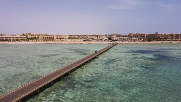 Aerial Drone Sigue Disparando Gente Caminando Muelle Mar Rojo — Vídeos de Stock