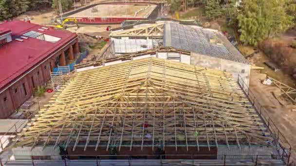 在新建的学校体育设施上盖一个木制框架屋顶 并安装太阳能电池板 — 图库视频影像
