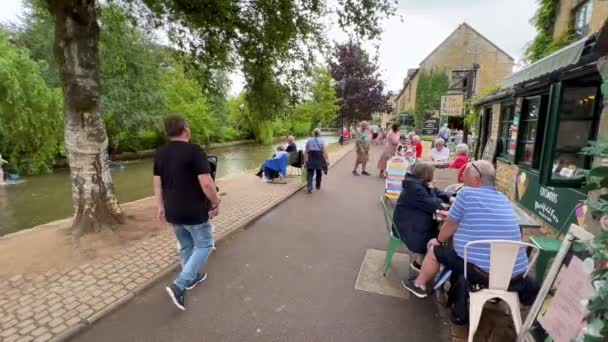 Les Gens Qui Passent Devant Restaurant Les Cafés Long Rivière — Video