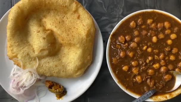 Frukostmat Från Indien Chole Bhature Även Känd Som Poori Ljuvlig — Stockvideo