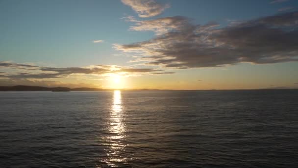 Puesta Sol Con Barco Horizonte — Vídeo de stock