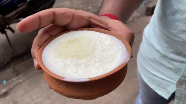 Nahaufnahme Eines Mannes Der Süße Lassi Einem Kulhad Hält Kein — Stockvideo