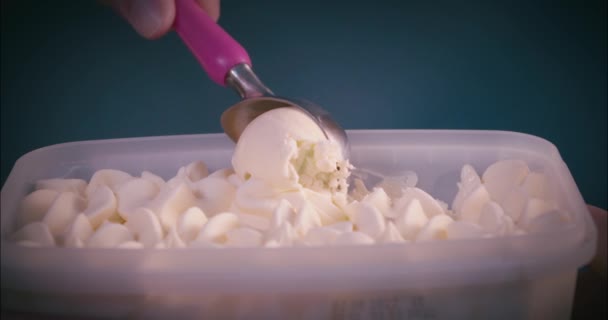 Helado Vainilla Con Cuchara Rosa — Vídeos de Stock