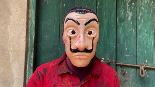 Eine Vergrößerungsaufnahme Eines Jungen Der Seine Maske Hochzieht Vor Der — Stockvideo