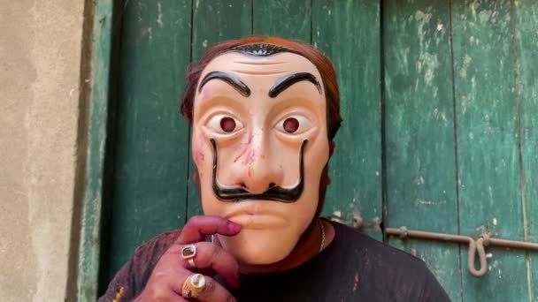 Kameranın Önünde Holi Çaldıktan Sonra Maskesini Çıkaran Bir Çocuğun Statik — Stok video