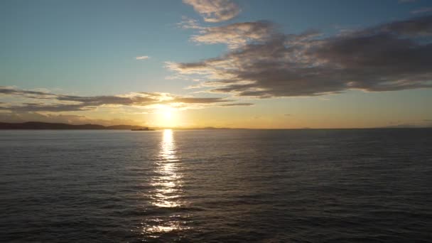 地平线上的船缓缓地通过日落 — 图库视频影像