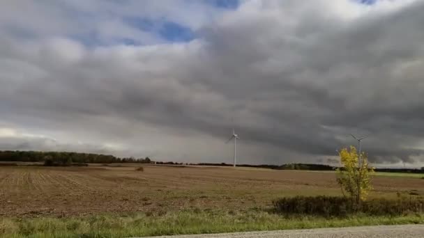 Widok Drogi Dużego Wiatraka Zachmurzonym Niebem Tle — Wideo stockowe