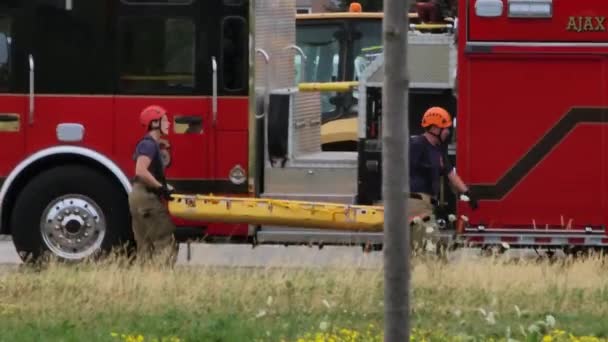 Πυροσβέστης Που Μεταφέρει Εξοπλισμό Στον Τόπο Της Πυρκαγιάς — Αρχείο Βίντεο