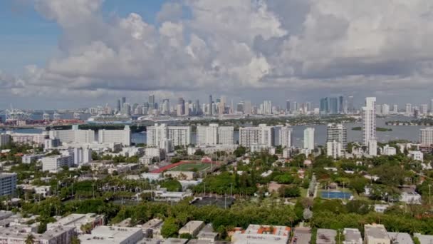 Miami City Gebouwen Skyline Zonnige Dag Dolly Uitzoomen Effect — Stockvideo