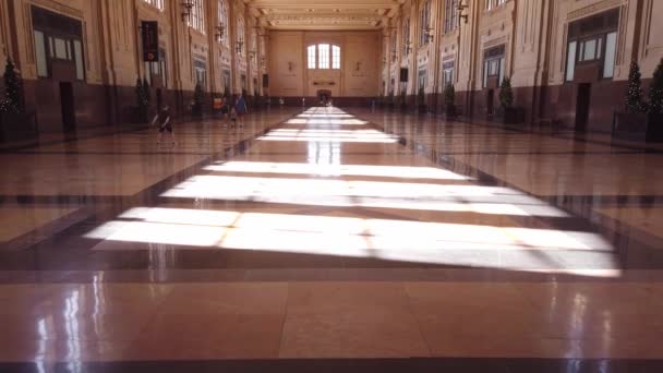 Gimbal Tilting Shot Opulent Grand Plaza Waiting Room Union Station — Stock Video