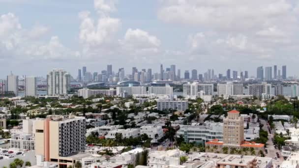 Stadtsilhouette Von Miami Mit Vororten Vordergrund Filmische Luftaufnahme — Stockvideo