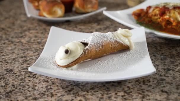 Cannoli Sedí Vpředu Další Italské Možnosti Stravování Italský Dezert Jezdce — Stock video