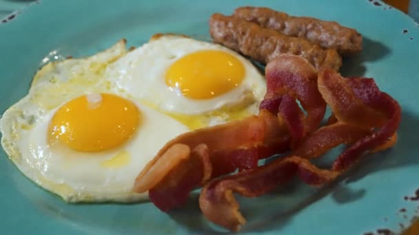 Hög Proteinfrukost Med Två Soliga Ägg Krispiga Bacon Korv Länkar — Stockvideo