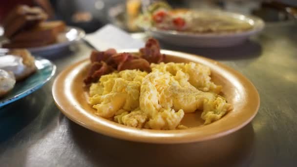 Jajecznica Bekon Śniadanie Siedzi Oknie Restauracji Pass Wraz Innymi Talerzami — Wideo stockowe