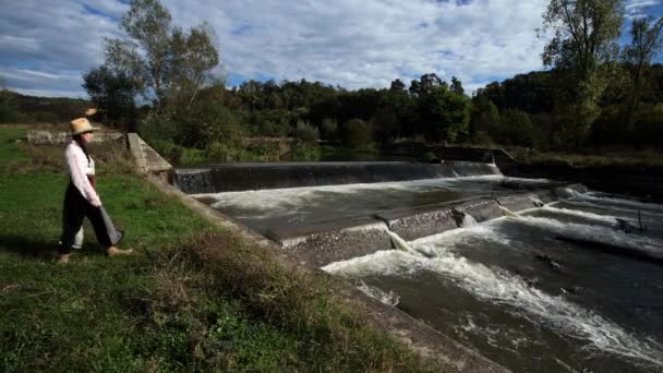 Româncă Vizitează Cascada Barajului Din Bant România — Videoclip de stoc