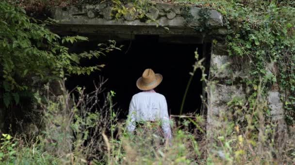 Chica Rumana Visita Una Vieja Mina — Vídeos de Stock