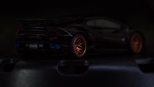 Ein Lamborghini Sian Spielzeugauto Weichen Licht — Stockvideo