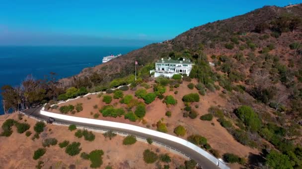 Drone Lecący Kierunku Wrigley Mansion Hotel Ada Wyspie Catalina — Wideo stockowe
